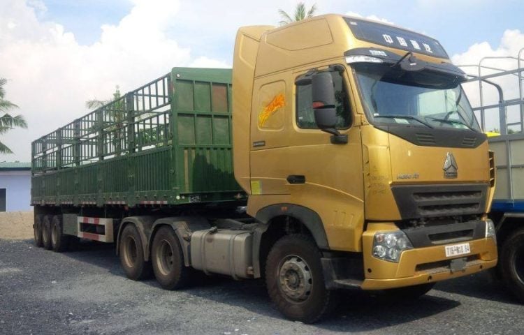 Xe đầu kéo thùng phủ bạt vận chuyển hàng Bình Thuận vào TP.HCM