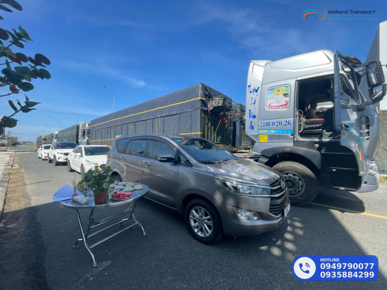 Tài xế đọc mẫu lệnh vận chuyển in sẵn trước khi nhận xe chạy chuyến Tài xế đọc mẫu lệnh vận chuyển in sẵn trước khi nhận xe chạy chuyến