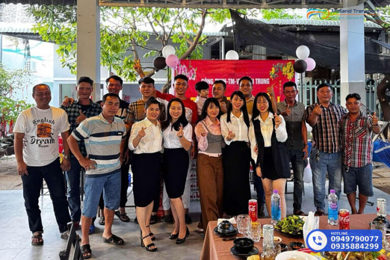 vận chuyển trọn gói toàn quốc Đội ngũ nhân viên văn phòng công ty Vận Tải Miền Trung