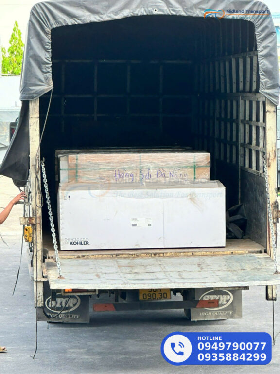 Dỡ nội thất khách sạn từ xe tải xuống tại Phong Nha, Quảng Bình Dỡ nội thất khách sạn từ xe tải xuống tại Phong Nha, Quảng Bình