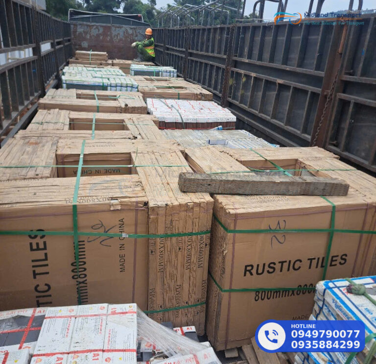 Pallet gỗ rỗng và ván gỗ chèn khoảng trống trong thùng xe tải kín chằng buộc hàng hóa gach men ngoi gach xay 5