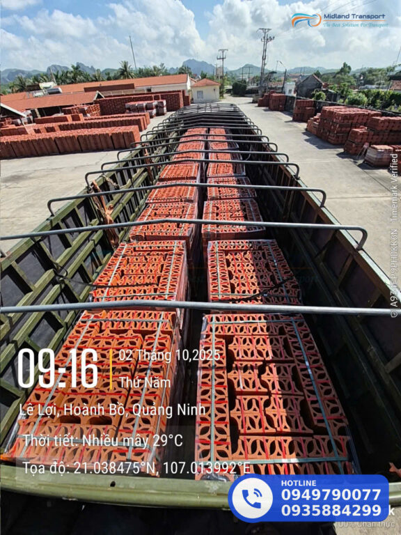 Pallet gỗ cỡ phổ biến xếp chồng trong kho chuẩn bị đóng hàng Pallet gỗ cỡ phổ biến xếp chồng trong kho chuẩn bị đóng hàng