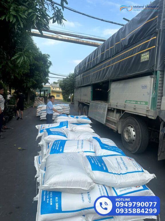 Xe tải giao hàng tại khu công nghiệp Nam Đông Hà, Quảng Trị Xe tải giao hàng tại khu công nghiệp Nam Đông Hà, Quảng Trị