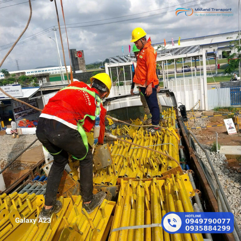 Nhân viên kho và tài xế kiểm tra kiện hàng khi bốc xếp lên xe tải Nhân viên kho và tài xế kiểm tra kiện hàng khi bốc xếp lên xe tải