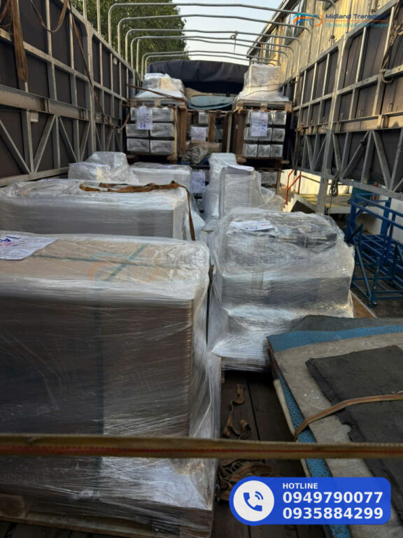Pallet hàng khô quấn màng co được xe nâng đưa lên xe tải Pallet hàng khô quấn màng co được xe nâng đưa lên xe tải