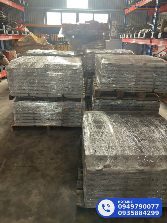 Kệ pallet trong kho, lô nhập trước đặt phía ngoài để xuất theo quy tắc FIFO Kệ pallet trong kho, lô nhập trước đặt phía ngoài để xuất theo quy tắc FIFO