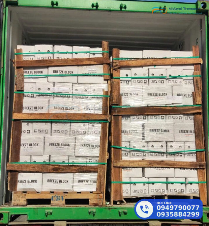Nhân viên đối chiếu hóa đơn chứng từ với thùng hàng xếp trên pallet trước khi giao cho nhà xe Nhân viên đối chiếu hóa đơn chứng từ với thùng hàng xếp trên pallet trước khi giao cho nhà xe