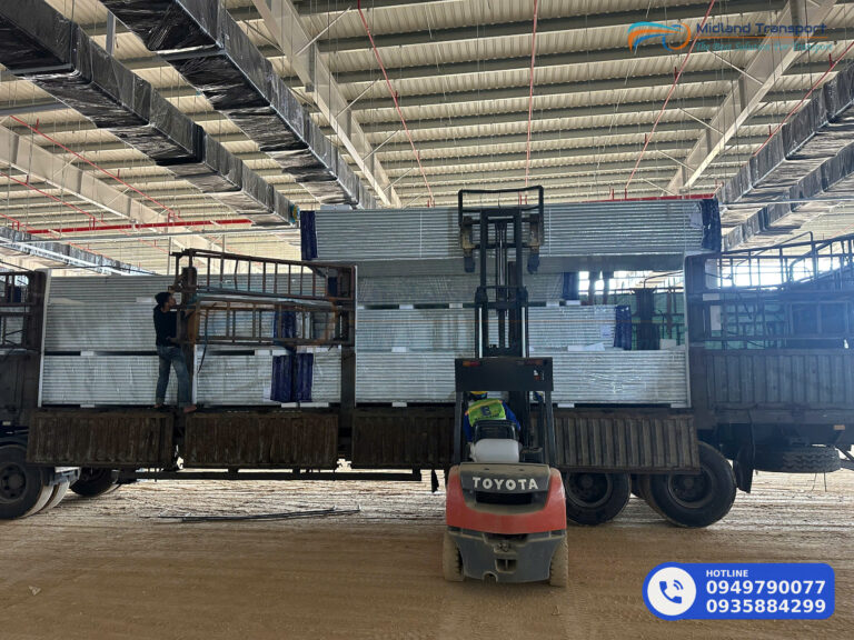 Công nhân bốc xếp hàng đóng kiện lên xe tải trước chuyến đi Nghệ An Công nhân bốc xếp hàng đóng kiện lên xe tải trước chuyến đi Nghệ An