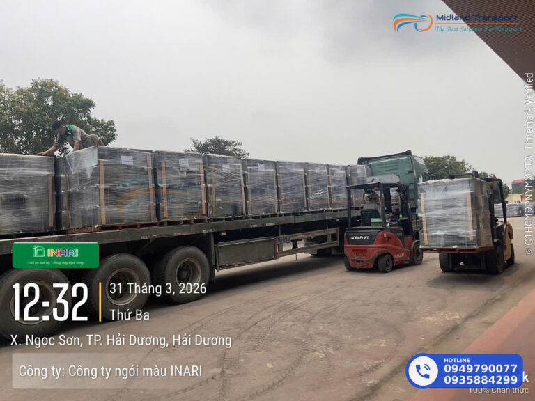 Bộ chứng từ cơ bản của lô hàng đang vận chuyển gồm hóa đơn và phiếu giao nhận đặt trên xe tải Bộ chứng từ cơ bản của lô hàng đang vận chuyển gồm hóa đơn và phiếu giao nhận đặt trên xe tải