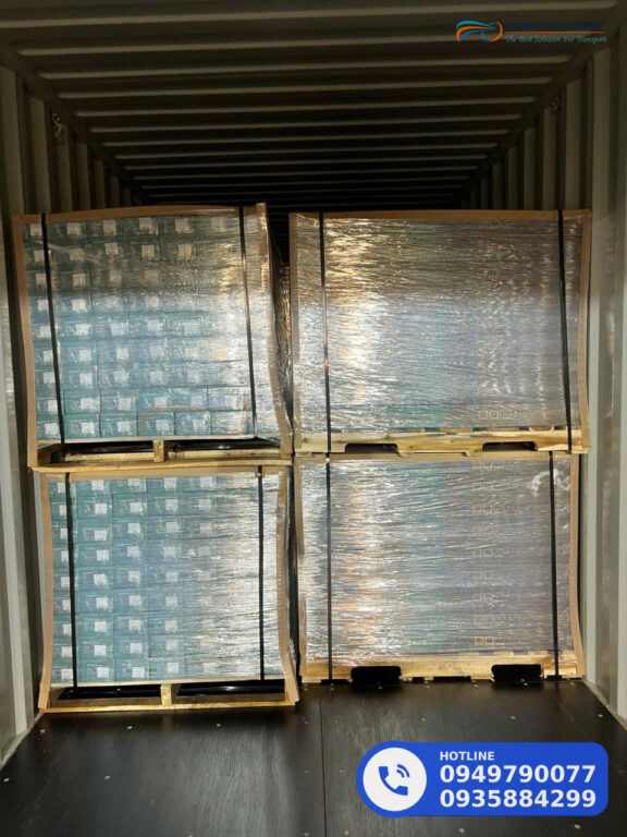 Pallet bánh kẹo chằng đai trong thùng xe 4 chân, tách lô theo hạn dùng trước khi ra Đà Nẵng quy tắc fifo và fefo thuc pham dong hop dong lon