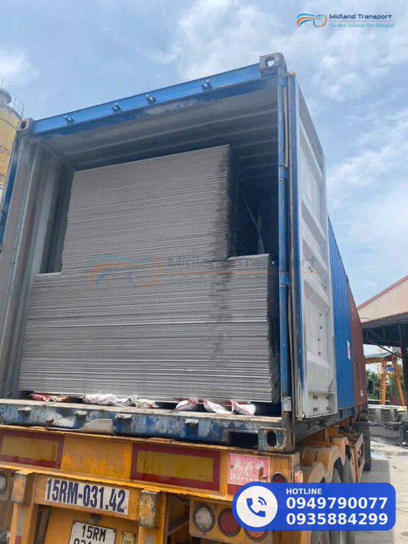 Container và đầu kéo tại bãi cảng, nơi vận đơn đường biển được sử dụng Container và đầu kéo tại bãi cảng, nơi vận đơn đường biển được sử dụng
