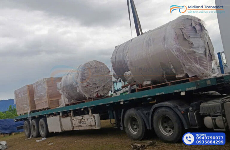 Pallet thùng carton được quấn màng PE kín trước khi xếp lên xe tải Pallet thùng carton được quấn màng PE kín trước khi xếp lên xe tải