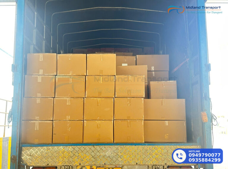 Xe 3 chân thùng kín chất lô hàng bách hóa tại kho TP.HCM để chở ra Đà Nẵng hàng cấm vận chuyển van chuyen hang hoa dang thung carton