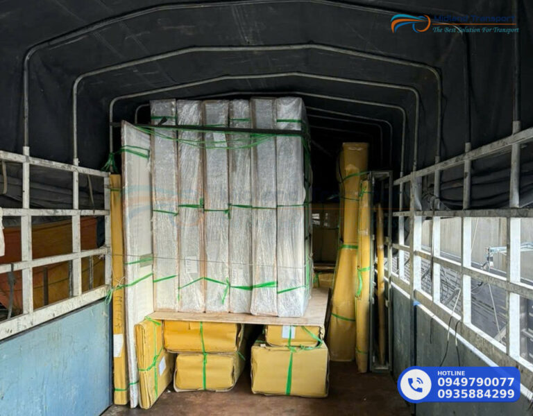 Xe chở hàng nhựa gia dụng từ Đà Nẵng ra Thanh Hóa trong mưa Xe chở hàng nhựa gia dụng từ Đà Nẵng ra Thanh Hóa trong mưa
