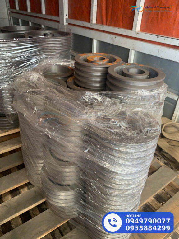 Xe Vận Tải Miền Trung chuyển lô linh kiện máy sang xe 10 tấn và chằng buộc lại tại Đà Nẵng Xe Vận Tải Miền Trung chuyển lô linh kiện máy sang xe 10 tấn và chằng buộc lại tại Đà Nẵng