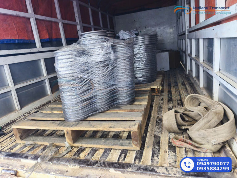 Pallet linh kiện quấn màng co được xếp lên xe 8 tấn thùng kín trong ngày mưa Pallet linh kiện quấn màng co được xếp lên xe 8 tấn thùng kín trong ngày mưa