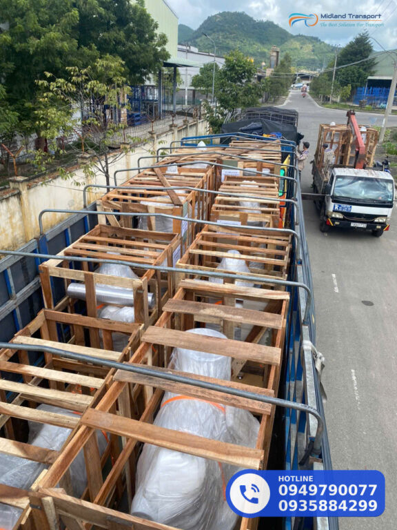 Khối hàng máy móc được chằng dây ratchet và chèn pallet trong thùng xe 4 chân Khối hàng máy móc được chằng dây ratchet và chèn pallet trong thùng xe 4 chân