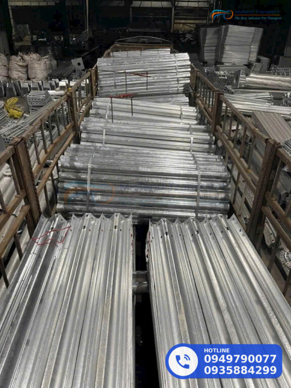 Nhân viên kho đo kích thước và cân kiện hàng để khai trên phiếu gửi hàng Nhân viên kho đo kích thước và cân kiện hàng để khai trên phiếu gửi hàng