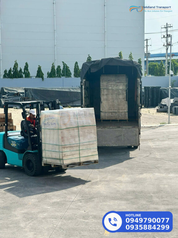 Pallet hàng quấn màng xếp thành hàng đều trong container 40 feet Pallet hàng quấn màng xếp thành hàng đều trong container 40 feet