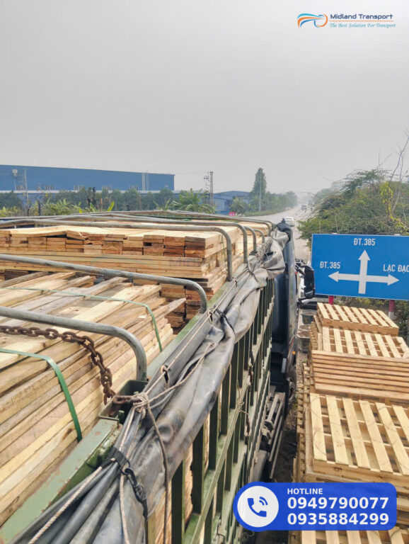 Các pallet hàng được xếp ngay ngắn trong thùng xe tải để ước lượng số kiện vừa thùng Các pallet hàng được xếp ngay ngắn trong thùng xe tải để ước lượng số kiện vừa thùng
