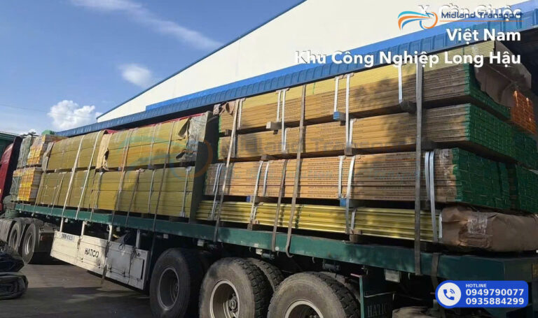 Tài xế cầm tập hồ sơ giấy tờ chuyến hàng trong cabin xe tải trước khi xuất bến Tài xế cầm tập hồ sơ giấy tờ chuyến hàng trong cabin xe tải trước khi xuất bến