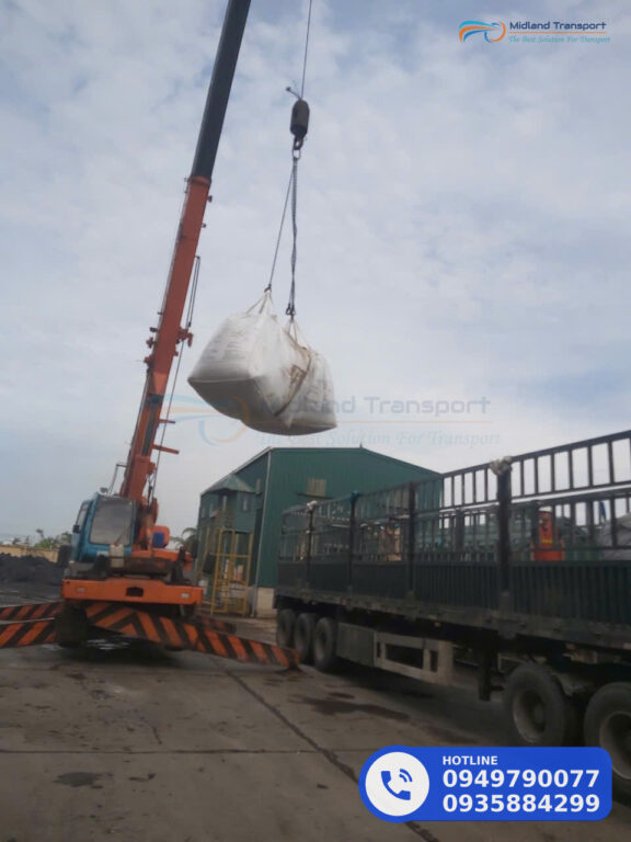 Xe tải và xe cẩu tự hành giao hàng tại điểm nhận ở Hà Tĩnh Xe tải và xe cẩu tự hành giao hàng tại điểm nhận ở Hà Tĩnh