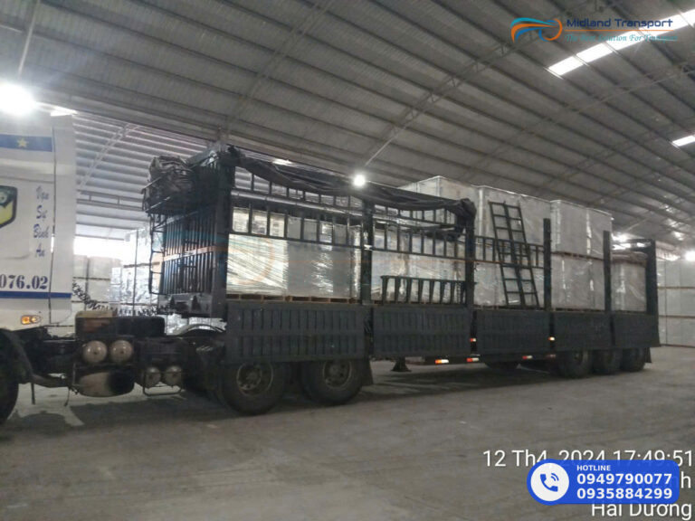Xe tải chở hàng lên giao khu công nghiệp ở Quảng Trị Xe tải chở hàng lên giao khu công nghiệp ở Quảng Trị
