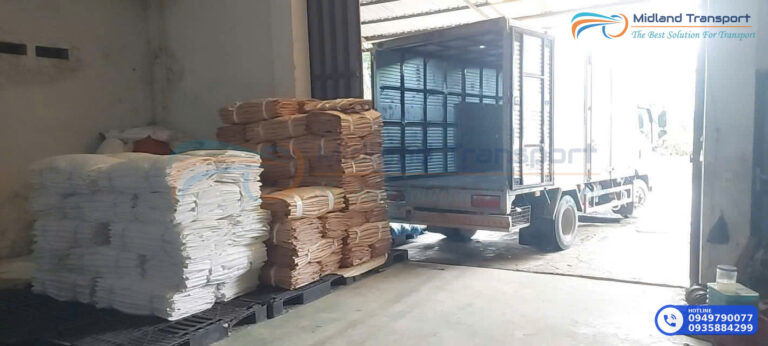 Người nhận ký phiếu giao nhận và kiểm đếm pallet hàng vừa dỡ xuống kho Người nhận ký phiếu giao nhận và kiểm đếm pallet hàng vừa dỡ xuống kho